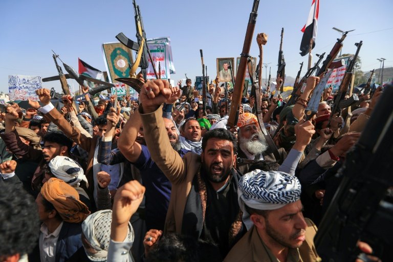 إسرائيل تهدد قادة الحوثيين بعد ضرب موانئ اليمن